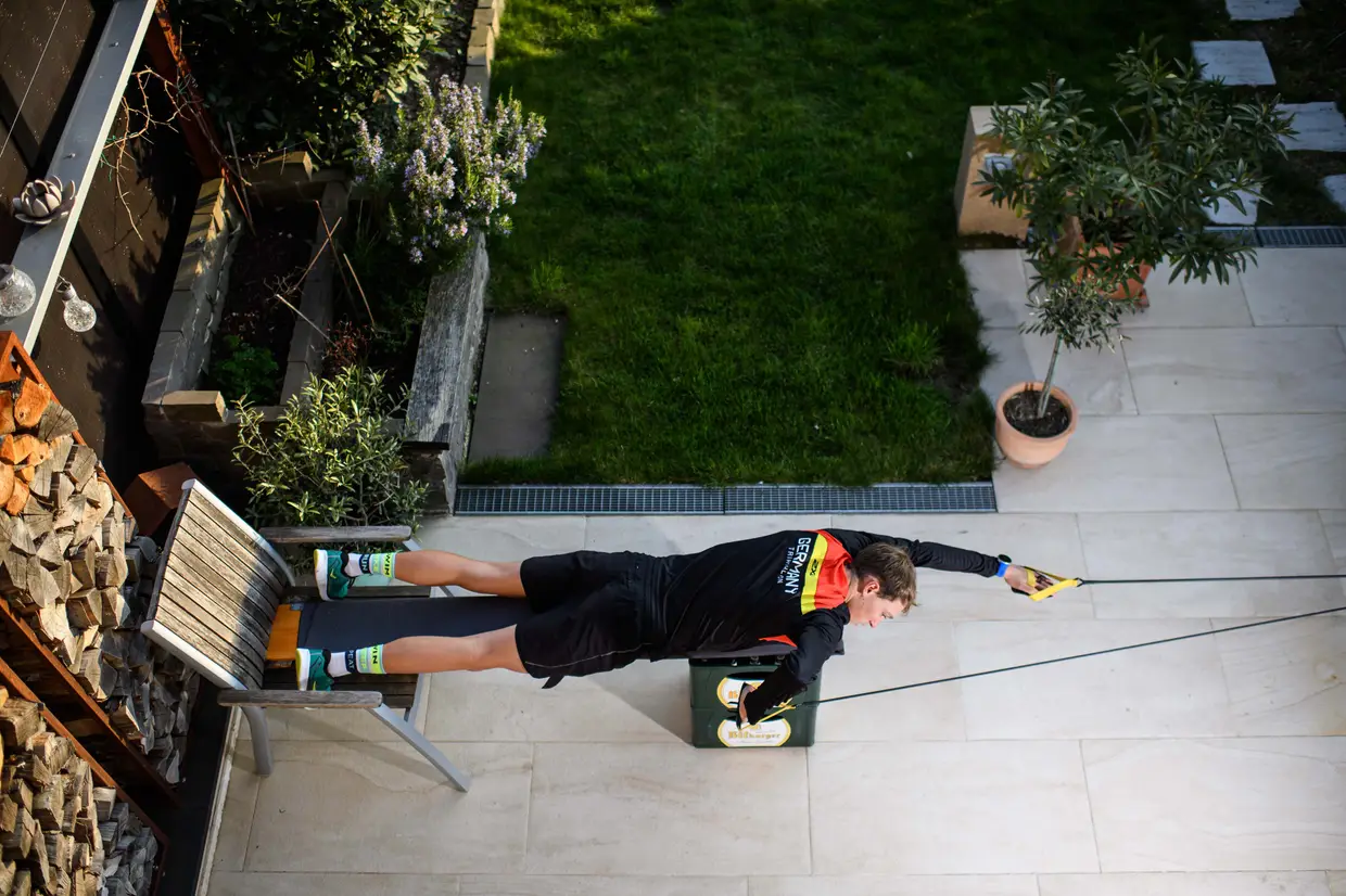 O triatleta Lasse Lurhs em Bornheim, Alemanha