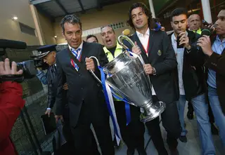 Jorge Costa e Vítor Baía acabados de chegar ao Porto com a Taça da Liga dos Campeões na mão