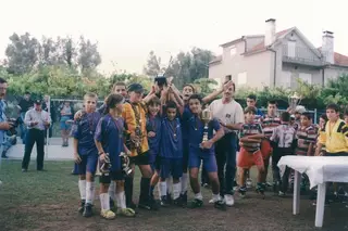 Mário Felgueiras (à esquerda, com camisola alaranjada) a festejar uma conquista do Vianense num torneio de verão