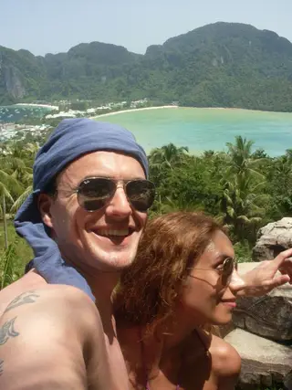 Numa das várias viagens que fez com a mulher