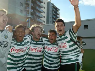 Mário (à esquerda) com alguns dos colegas a formação no Sporting