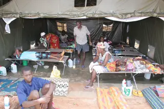 Tenda da missão da Médicos do Mundo na Guiné-Bissau, em 2005.