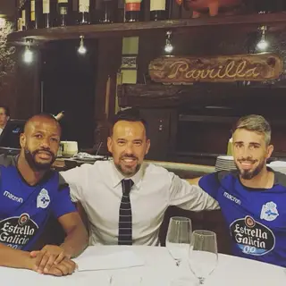 Jorge Teixeira no meio de Sidnei e Luisinho