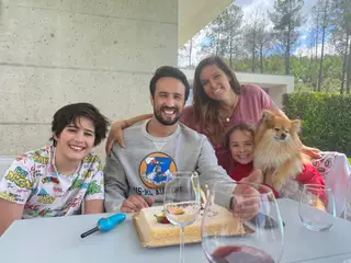 César no dia em que completou 40 anos, com a mulher, os filhos e o "Riscas", o cão da família