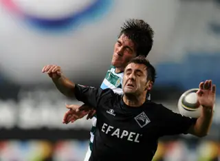 Diogo na Académica a disputar uma bola com Alberto Zapater do Sporting