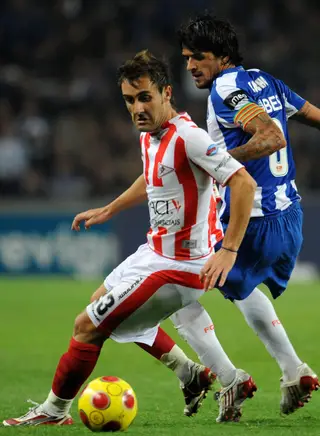 Diogo num jogo pelo Leixões, disputa a bola com o seu amigo do FCP, Lucho Gonzales