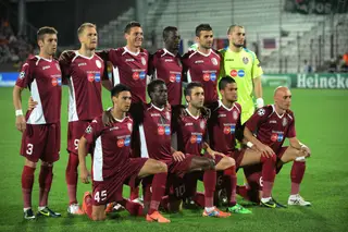 Diogo (ao centro em baixo) com a sua equipa do Cluj, da Roménia