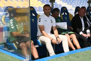Sérgio Vieira no banco, ladeado pelos adjuntos e pelo diretor Manuel Balela