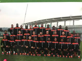 Hélio (o 5º na fila de trás) jogou pelo Recreativo do Libolo, em Angola, em 2017