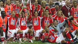 Hélio (ao centro) a festejar a conquista da Supertaça em 2005