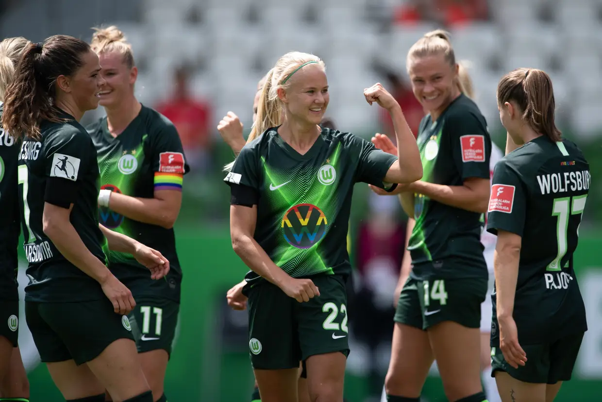 O Wolfsburg, campeão alemão, derrotou o Colónia, por 4-0, no regresso da Bundesliga feminina após a paragem devido à covid-19