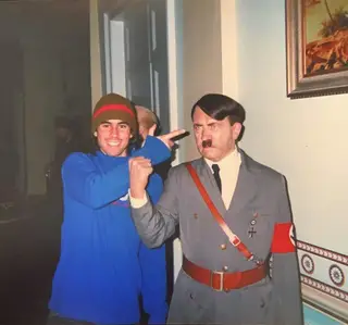 Tiago finge que aponta uma arma ao boneco de cera de Hitler, no Museu Madame Tussauds, em Londres