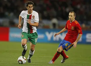 Tiago com o espanhol Iniesta durante um jogo do Mundial 2010