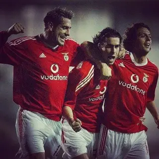 No Benfica, Tiago festeja um golo no meio de Fernando Aguiar e Zahovic