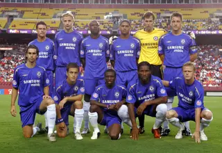 Tiago (1º em baixo à esquerda) vai para o Chelsea de Mourinho, em 2004