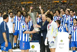Jorge Costa recebe das mãos de Lennart Johansson, sob o olhar de Vítor Baía, a Taça UEFA conquistada em 2003