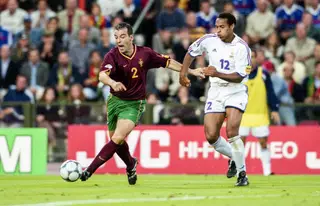 Jorge Costa e Thierry Henry (França) durante a meia-final do Europeu 2000
