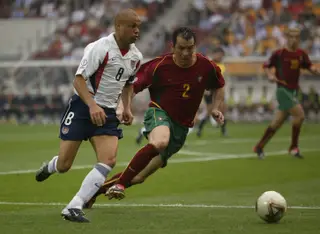 Jorge Costa disputa a bola com Earnie Stewar dos EUA, durante um jogo da Mundial de 2002