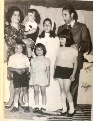 Jorge Costa ao colo, com os pais e irmãos