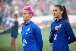 Megan Rapinoe e Alex Morgan, a cantarem o hino dos EUA antes de defrontarem Portugal, a 29 de agosto de 2019