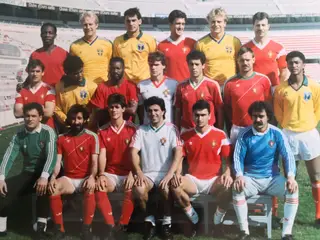 A equipa do Benfica e as suas diferentes nacionalidades. Pacheco está ao lado do guarda redes Bento, em baixo à direita