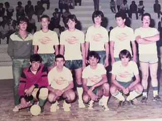 Pacheco (1º em baixo à direita) com um grupo de amigos na adolescência