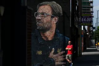 O Liverpool é um enorme urso pardo que dá vontade de abraçar, um urso ameaçador feito de peluche