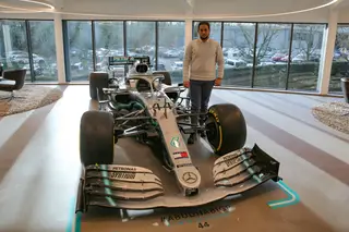 João Neto junto ao Mercedes AMG F1 W10 EQ Power+ com número 44, de Lewis Hamilton. Ao volante deste monolugar, o inglês ganhou 11 corridas em 2019