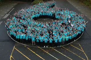 As celebrações dos sextos campeonatos consecutivos de construtores e pilotos da Mercedes, em Brackley. João Neto está algures no meio dos funcionários da fábrica; à frente estão os pilotos Lewis Hamilton e Valtteri Bottas e o chefe da equipa, Toto Wolff
