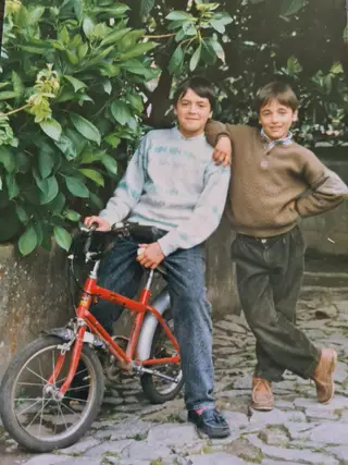 Hugo sentado na primeira bicicleta que teve e que foi oferecida pela mãe quando tinha 5 anos