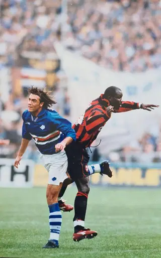Hugo (à esquerda) no Sampdoria, num duelo com George Weah