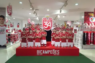 No verão de 2015, quando Jorge Jesus saiu da Luz para Alvalade, a imagem do treinador foi rapidamente apagada da loja do Benfica