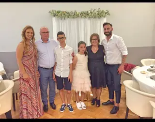 Com os pais, a mulher e filhos