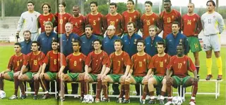 Mário Sérgio guarda a revista onde aparece numa foto de seleção. Esteve presente nos Jogos Olímpicos de Atenas 2004