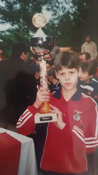 A receber um troféu pelo Benfica