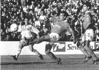 Cesar Brito a cortar a bola, num jogo pelo Benfica