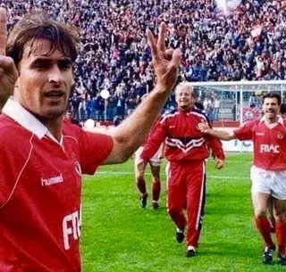 César Brito (à esquerda) no dia em que marcou os dois golos nas Antas que deram o campeonato 1990/91 ao Benfica