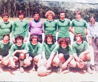 César (o 1º em baixo à direita) começou a jogar futebol no clube da sua aldeia