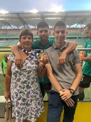 André (ao centro) com a mãe e o irmão