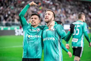 André (à esquerda) festeja um golo com o colega Domagoj Antolic, do Legia