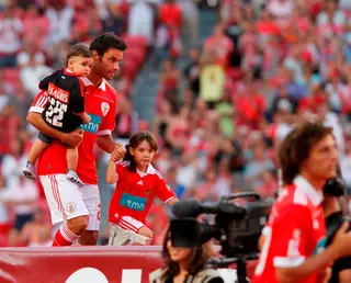 Luís Filipe com os dois filhos ao colo nos festejos do campeonato conquistado pelo Benfica em 2009/10