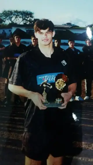 Luís Filipe com o trofeu de melhor jogador de um torneio que fez pela Académica de Coimbra