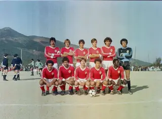 Álvaro (2º atrás à esquerda ao lado de Toni) num jogo amigável em 1981. Apesar de Toni já ter terminado a carreira de jogador, também participou