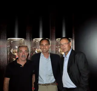 Álvaro no museu do Benfica acompanhado pelo filho e Chalana (à esquerda)