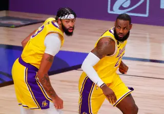Anthony Davis e LeBron James estão ambos vacinados