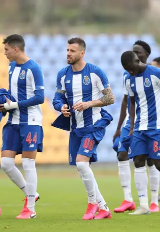 Gonçalo (no meio continua ao serviço do FC Porto B e é o jogador mais velho da equipa