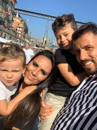 Com a mulher e os dois filhos