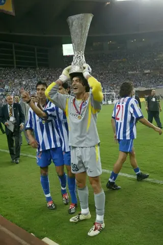 Paulo Ferreira ao lado de Vitor Baí de 2003a que segura a Taça UEFA