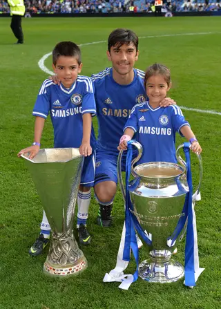Paulo com os dois filhos, Diogo e Maria, e as duas taças europeias ganhas no Chelsea