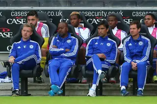 Depois de pendurar as chuteiras Paulo (2º a partir da direita) passou a acompanhar os jogadores emprestados pelo Chelsea